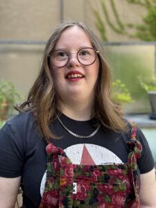 Portraitaufnahme von Aktivistin Natalie Dedreux